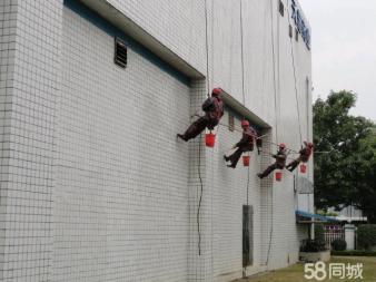 高空作業(yè)證與外墻施工安全 蜘蛛人、打膠防水與吊籃租賃的行業(yè)解析